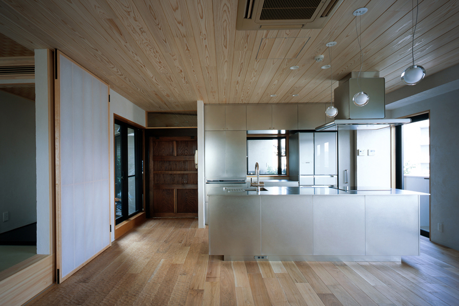 和室も含めた広い空間に、ステンレスの存在感あふれるシャープキッチン